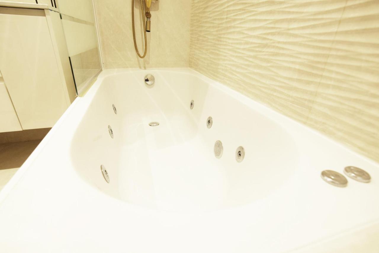 Paradise Luxurious Flat, Free Parking, 3 Double Rooms, Terrace, Jacuzzi, Fully Renovated 圣塞瓦斯蒂安 外观 照片