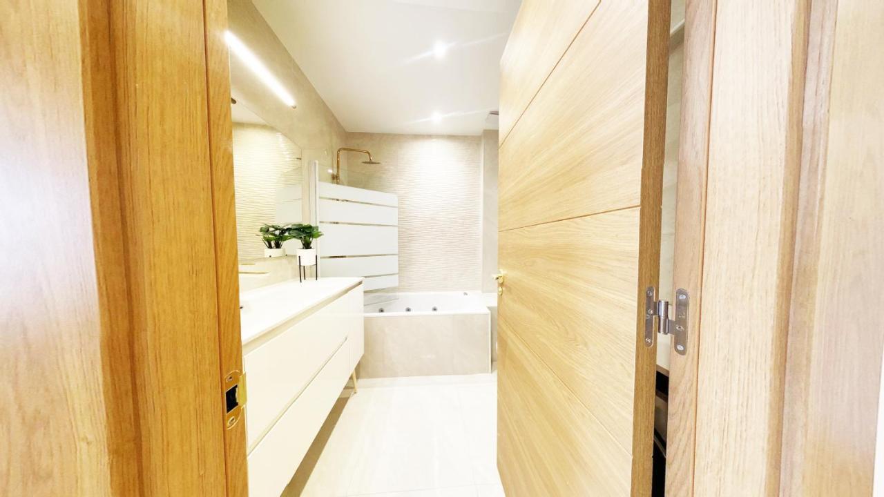 Paradise Luxurious Flat, Free Parking, 3 Double Rooms, Terrace, Jacuzzi, Fully Renovated 圣塞瓦斯蒂安 外观 照片
