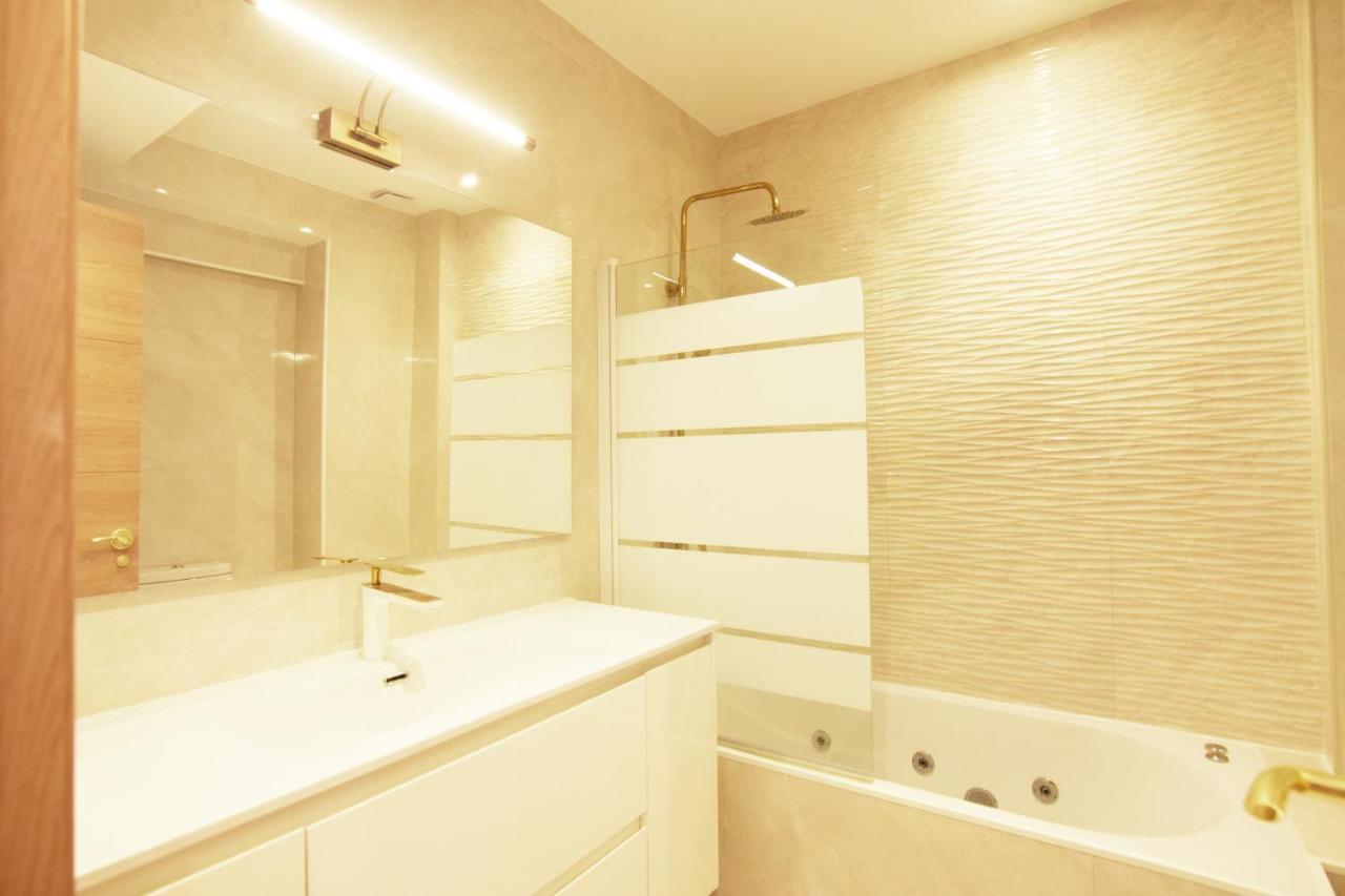 Paradise Luxurious Flat, Free Parking, 3 Double Rooms, Terrace, Jacuzzi, Fully Renovated 圣塞瓦斯蒂安 外观 照片